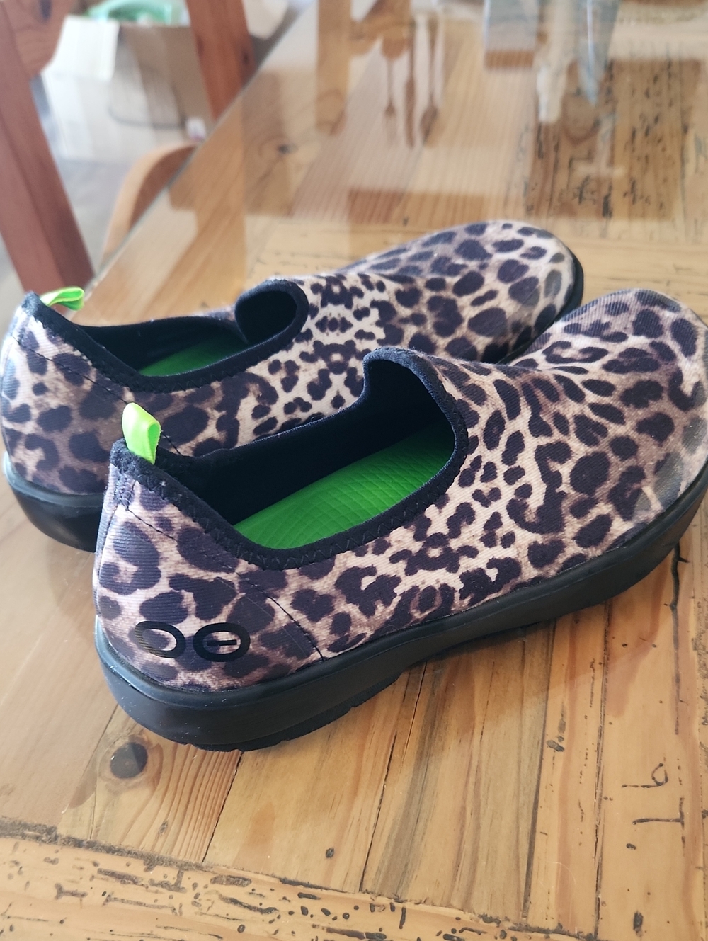 OOFOS OOmg eeZee Low Recovery Shoes Limited Edition Cheetah/Leopard Print 7.5
